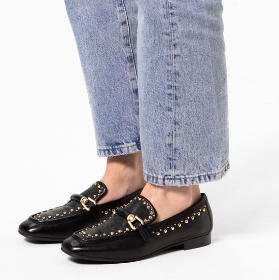 Manfield Dames Zwarte leren loafers met goudkleurige studs