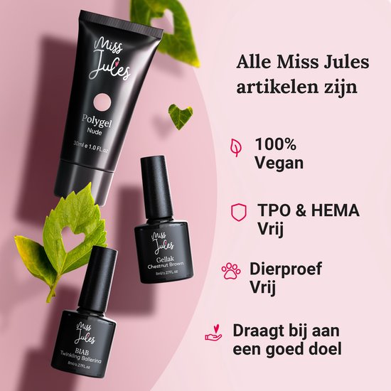 Miss Jules polygel in Nude en twee lakjes in Chestnut Brown en Twinkling Ballerina, omringd door groene bladeren.