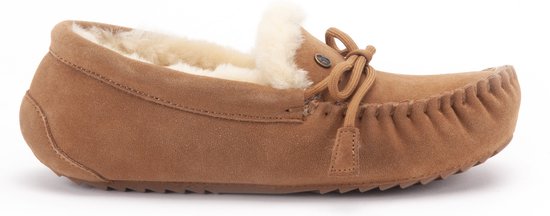 Bruine suède mocassin-pantoffel met crèmekleurige voering, strikdetail en stiksel op de neus.