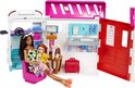 Barbie ambulance geopend als een speelset met spreekkamer. Barbie met een pop zit op een stoel.