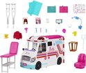 Barbie ambulance met roze dak en strepen. Meerdere accessoires verspreid, waaronder krukken en een onderzoekstafel.