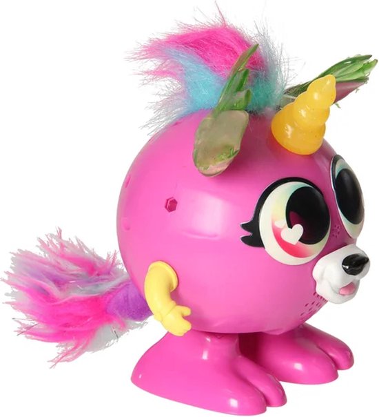 Roze speelfiguur met grote ogen, gouden eenhoorn en pluizige staart met blauwe en roze accenten.