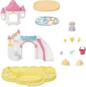 Een verzameling speelgoedaccessoires, waaronder een kasteel, glijbaan, zwembad, zandbak, emmer en een bloemenkonijn baby.