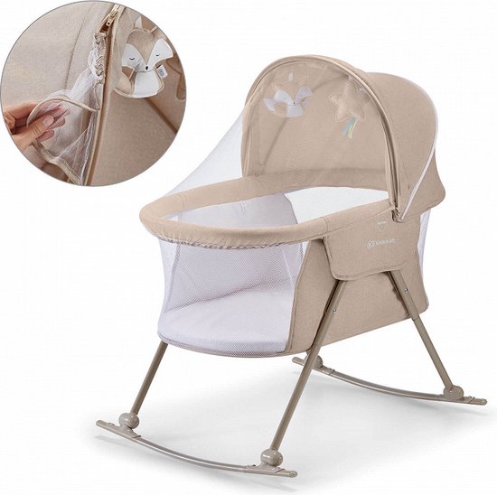 Beige wieg met kap, speelgoed, klamboe en mesh zijkanten. Hand toont rits.