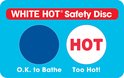 Sticker met 'WHITE HOT Safety Disc', een blauwe stip 'O.K. to Bathe' en een witte stip met 'HOT'.