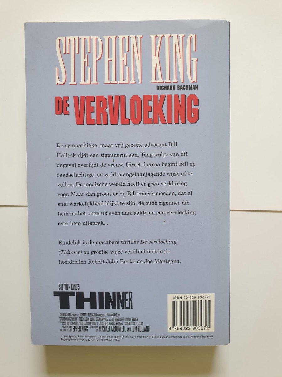 Boekomslag van 'De Vervloeking' van Stephen King met de titel en tekst in het Nederlands. ISBN 90-229-8307-2.