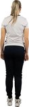 Vrouw in donkerblauwe sportbroek en wit T-shirt met polkadot.