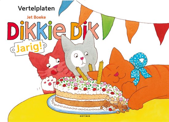 Drie katten kijken naar een verjaardagstaart met kaarsen. De titel 'Dikkie Dik Jarig!' staat erop.