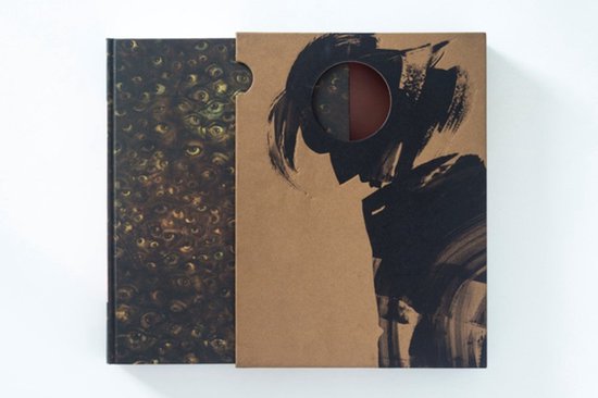 Boek met een omslag die bedekt is met vele ogen, in een bruine slipcase met een zwarte verfveeg.