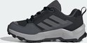 Zwarte wandelschoen voor kinderen met grijze Adidas strepen en Terrex logo op de hak.