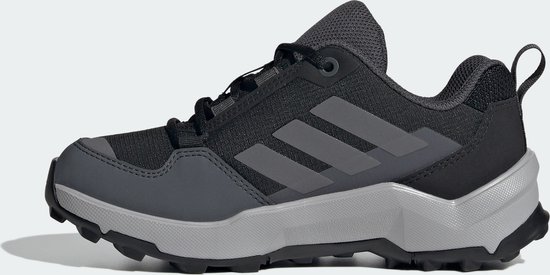 Zwarte wandelschoen voor kinderen met grijze Adidas strepen en Terrex logo op de hak.