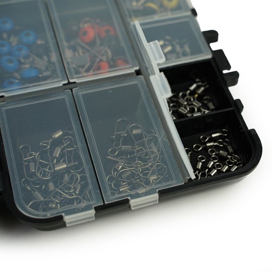 Gedetailleerde weergave van een open tacklebox met vakjes vol visartikelen zoals wartels en haken.