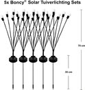 Cinq ensembles d'éclairage de jardin Boncy lucioles solaires. Les ensembles ont des tiges argentées et des fils noirs avec des ampoules blanches sphériques.