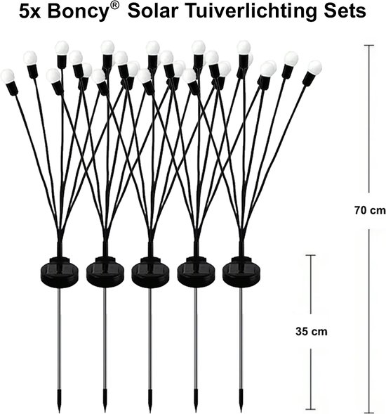 Cinq ensembles d'éclairage de jardin Boncy lucioles solaires. Les ensembles ont des tiges argentées et des fils noirs avec des ampoules blanches sphériques.