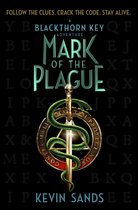 Boekomslag 'Mark of the Plague' met een zwaard, slang en driehoek. Tekst: 'Follow the clues. Crack the code. Stay alive. A Blackthorn Key Adventure. Mark of the Plague. Kevin Sands.'