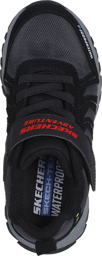 Zwarte lage sneaker van bovenaf gezien, met rode letters "SKECHERS ADVENTURE" op klittenband, met "WATERPROOF" opdruk.