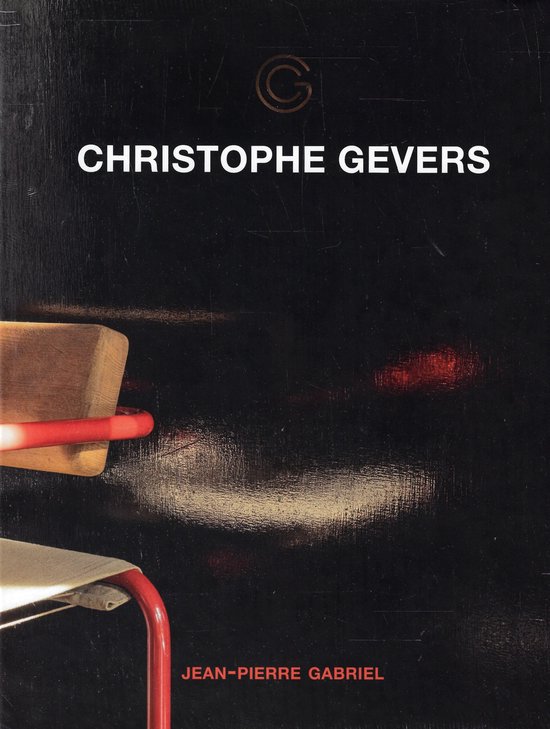 Boek met 'CHRISTOPHE GEVERS' en 'JEAN-PIERRE GABRIEL' op zwarte achtergrond. Deels zichtbaar: rood metaal, hout en stof.