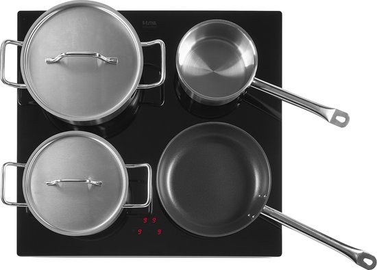 Zwarte inductiekookplaat met vier kookzones, waarop twee pannen en een kookpan met deksel staan.
