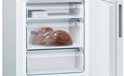 Binnenzijde vriezer met drie lades, waarvan de middelste de 'BigBox' is met twee broden.