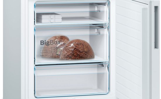 Binnenzijde vriezer met drie lades, waarvan de middelste de 'BigBox' is met twee broden.