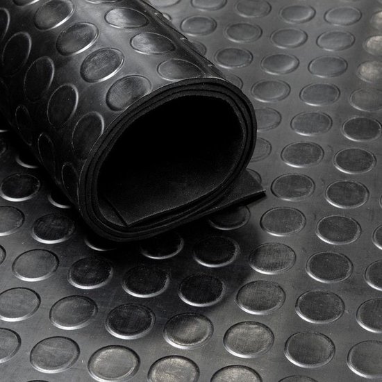 Tapis en caoutchouc noir en rouleau avec profil à picots, partiellement enroulé.