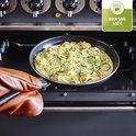 Une poêle avec une omelette aux légumes est retirée d'un four à l'aide de maniques. Logo "OVEN SAFE 180°C".