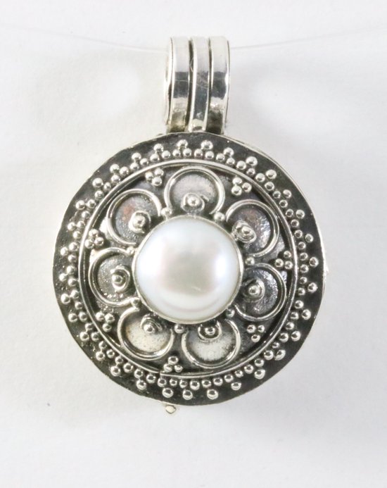 Traditioneel bewerkt zilveren medaillon met parel