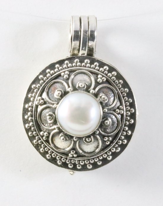 Médaillon en argent de fabrication traditionnelle avec perle