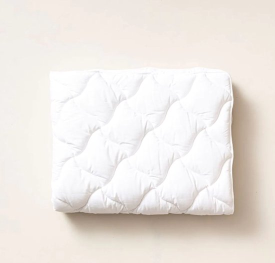 Wit peuterdekbed met diamantvormige stiksels, 150x120cm.
