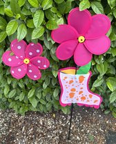 Windmolen met laars en 2 bloemen - nylon + kunststof steker - roze + meerkleurig - breedte 50 cm x hoogte 90 cm - Tuinaccessoires - Tuinstekers