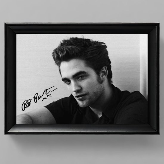 Robert Pattinson Ingelijste Handtekening – 15 x 10cm In Klassiek Zwart Frame – Gedrukte handtekening - Bobby Dupea - Twilight