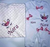 SZN Designs - Kraamcadeau meisje - Pyjama set met deken - Eenhoorn - Roze/Fuchsia - Geborduurd met naam