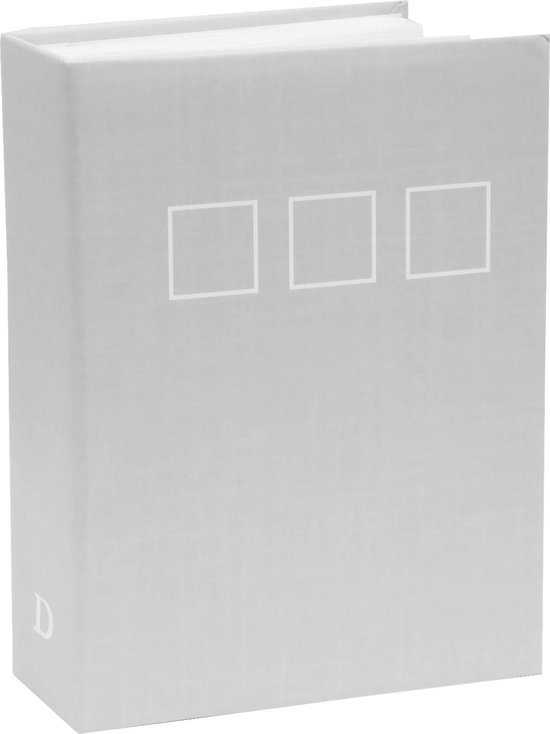 Album photo gris clair fermé avec trois carrés blancs sur la couverture et la lettre D.
