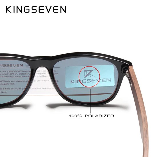 Close-up van een zwarte zonnebril met houten pootjes, blauwe lenzen en '100% Polarized' tekst.