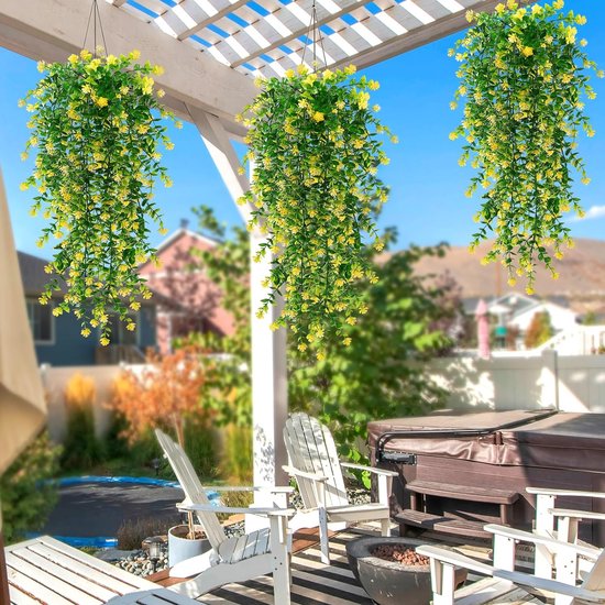 Drie hangende kunstplanten met groene bladeren en gele bloemen, gedecoreerd onder een pergola.