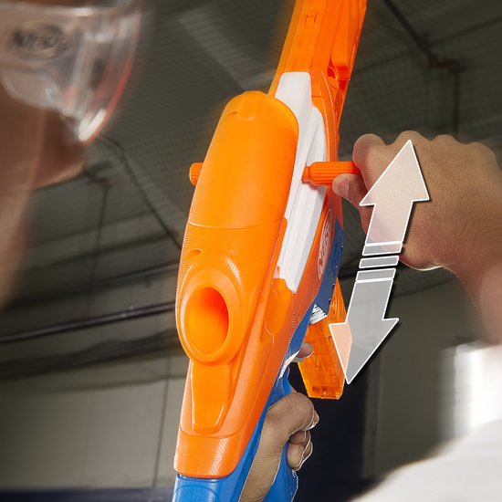 Oranje en blauwe Nerf N Series Pinpoint blaster met witte accenten. Handen laden de blaster.
