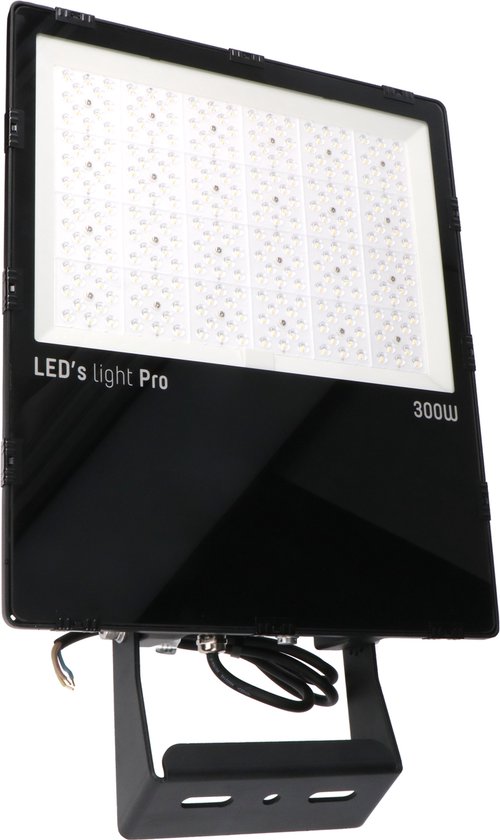 Zijprofiel van een zwarte LED-schijnwerper met kabelaansluiting.