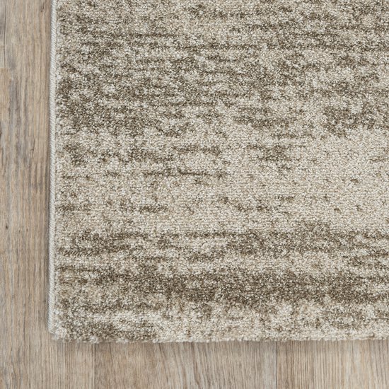 Tapis beige avec un subtil motif quadrillé, posé sur un parquet.