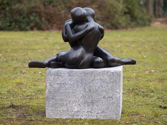 Tuinbeeld - bronzen beeld - Modern verstrengeld liefdespaar - 50 cm hoog