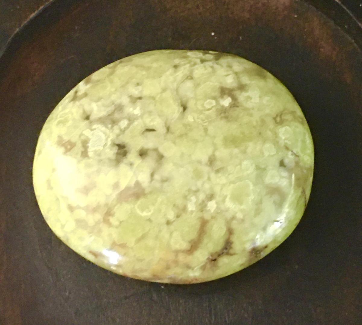 Groene opaal edelstenen amulet zaksteen 2,5 x 3 cm beschermende en activerende steen