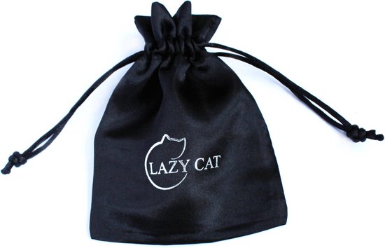 Zwarte satijnen zak met Lazy Cat logo.