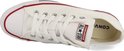 Witte lage Converse All Star sneakers met rode accenten en veters.