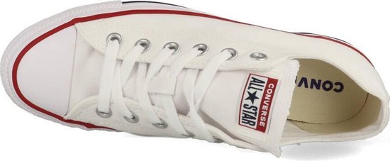 Witte lage Converse All Star sneakers met rode accenten en veters.