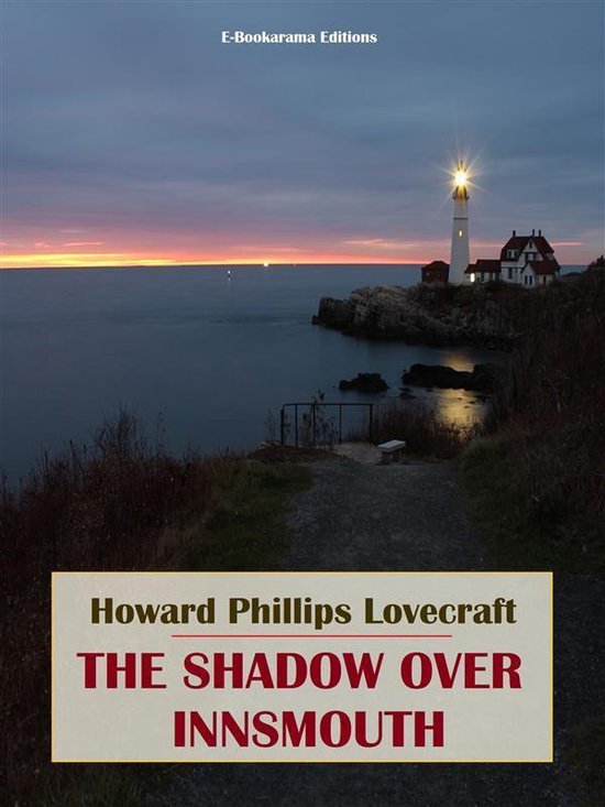 Boekomslag van The Shadow over Innsmouth met een verlichte vuurtoren aan een rotsachtige kust bij zonsondergang.
