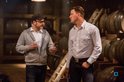 Twee mannen in een opslagruimte met houten vaten.