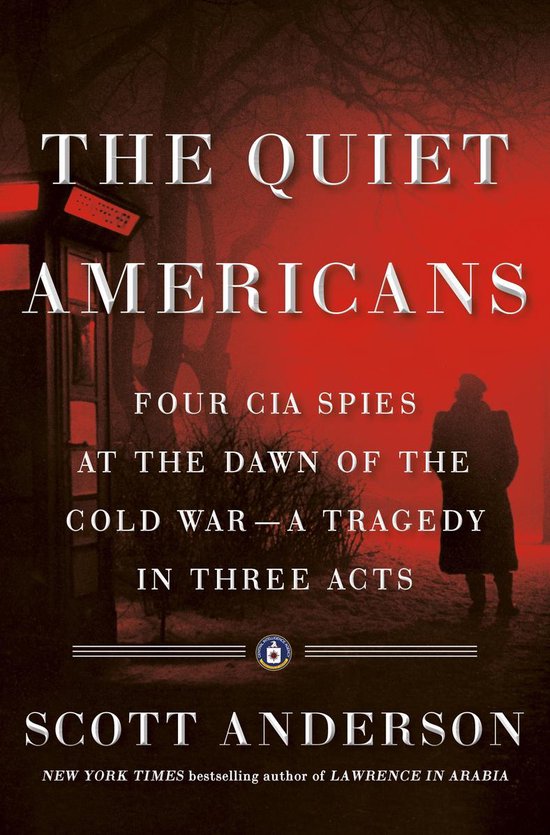 Boekomslag voor "The Quiet Americans" met de titel in grote witte letters, ondertitel en de naam van de auteur Scott Anderson. Een figuur in een lange jas staat bij een telefooncel in de schemering.