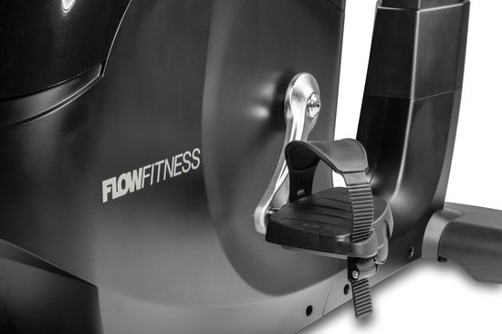 Detailopname van de pedaal en 'FlowFitness' logo op de zwarte hometrainer.