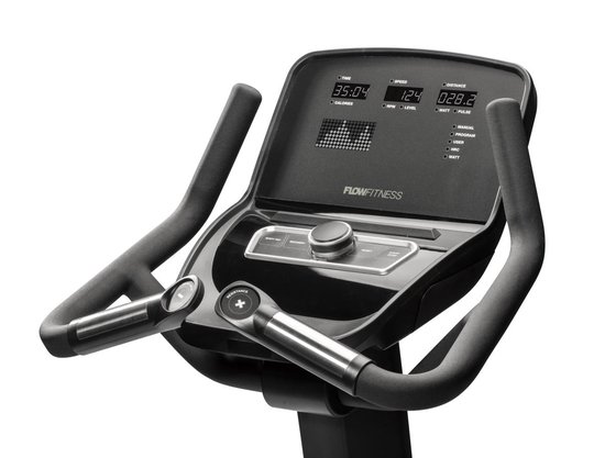 Zwart display van de Flow Fitness hometrainer met bedieningsknoppen en handgrepen.