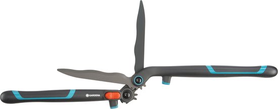 Een GADENA heggenschaar met zwarte handvatten en blauwe accenten, met de bladen deels geopend.