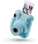 Lichtblauwe Instax Mini 11 camera die een foto van twee lachende vrouwen toont.